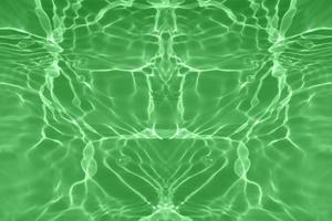 defocus sfocato trasparente verde colorato chiaro calma acqua superficie struttura con spruzzi e bolle. di moda astratto natura sfondo. acqua onde nel luce del sole con copia spazio. verde acqua splendente. foto