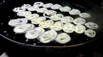 indiano jalebi frittura nel olio padella a stalla foto