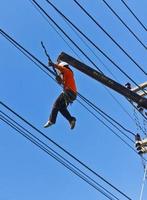 elettricista lavoratore riparazione cavo foto