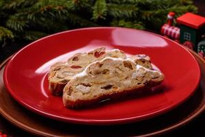 gustoso Natale Stollen con marzapane, secco frutta e noccioline foto