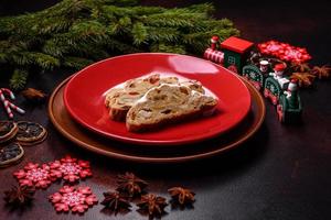 gustoso Natale Stollen con marzapane, secco frutta e noccioline foto