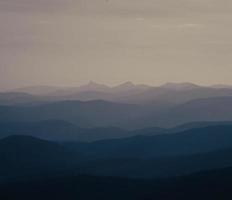 blu cresta montagne guardare nebbioso foto