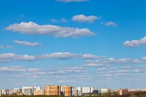 bianca nuvole nel blu cielo al di sopra di urbano quartiere foto