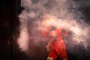 pompiere con attrezzatura provare per Aiuto persone intrappolati nel Casa fuoco. foto