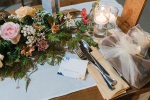 un' bellissimo mazzo di fiori prese a partire dal il superiore Visualizza disposte su il tavolo, per romantico cena o nozze ricezione. foto