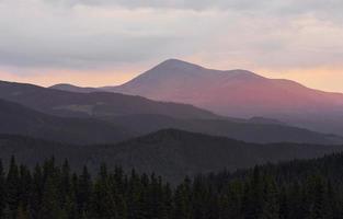 maestoso carpazi montagne. bellissimo paesaggio di intatto natura foto