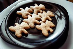 mucchio di biscotti su un' nero piatto foto