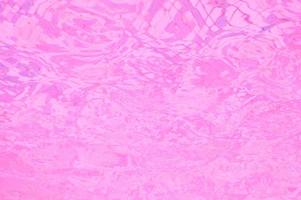 astratto sfocato rosa acqua sfondo. bagliore di il sole su il acqua superficie foto