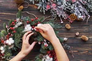 donna assunzione cura di ornamento. superiore Visualizza di Natale festivo telaio con nuovo anno decorazioni foto