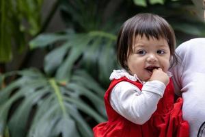caucasico poco bambino piccolo bambino ragazza nel Natale vestito con copia spazio per stagione celebrazione concetto foto