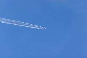 avvicinamento di un' volante commerciale aereo a alto altitudine foto