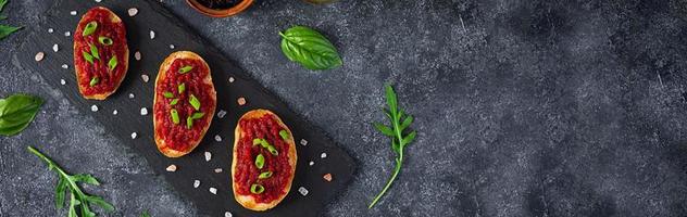 Bruschetta con grattugiato barbabietola, erbe aromatiche e Caramellizzato cipolla. superiore Visualizza foto