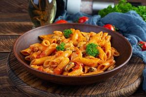 pasta penne nel marinara salsa con cozze, cipolla e prezzemolo. classico italiano pasta penne foto