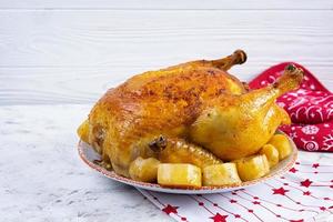 arrostito pollo e Patata con Natale decorazione. tradizionale cibo per Natale o ringraziamento giorno foto