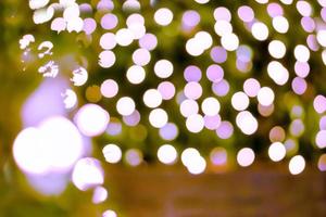 sfocato e bokeh di colorato Natale fulmine su il Natale albero sfondo e strutturato. foto