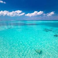 mare e cielo. Perfetto blu mare acqua e blu cielo con bianca soffice nuvole, tropicale spiaggia paesaggio marino e mare Visualizza. orizzontale sfondo di blu mare. panoramico Visualizza foto