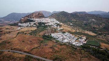 aereo Visualizza di zahara de la sierra bianca villaggi di andalucia nel Spagna con Basso livelli di acqua nel il serbatoio. turistico destinazione. vacanze e vacanza. asciutto stagione nel il iberico penisola. foto