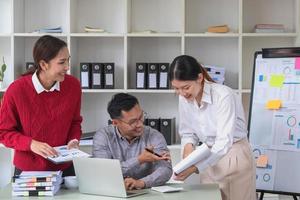 marketing, finanza, contabilità, pianificazione, il azienda è squadra di operatori di marketing analisi il azienda è profitti utilizzando il computer portatile computer grafici e calcolatrici e tablet.business concetto foto