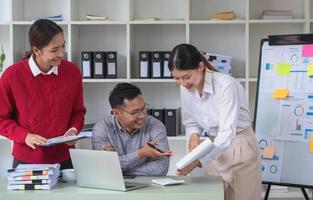 marketing, finanza, contabilità, pianificazione, il azienda è squadra di operatori di marketing analisi il azienda è profitti utilizzando il computer portatile computer grafici e calcolatrici e tablet.business concetto foto