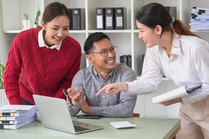 marketing, finanza, contabilità, pianificazione, il azienda è squadra di operatori di marketing analisi il azienda è profitti utilizzando il computer portatile computer grafici e calcolatrici e tablet.business concetto foto