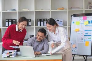 marketing, finanza, contabilità, pianificazione, il azienda è squadra di operatori di marketing analisi il azienda è profitti utilizzando il computer portatile computer grafici e calcolatrici e tablet.business concetto foto