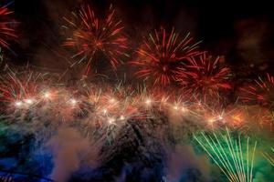 fuochi d'artificio a partire dal vijit chao Phraya su buddhayodfa chulalok maharat ponte, bangkok, Tailandia. foto