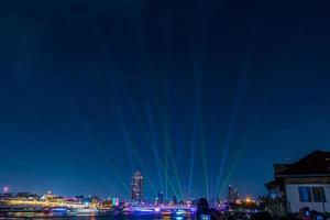 laser luci su il ponte nel bangkok, Tailandia foto