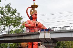 grande statua di signore hanuman vicino il delhi la metropolitana ponte situato vicino carlo bagh, delhi, India, signore hanuman grande statua toccante cielo foto