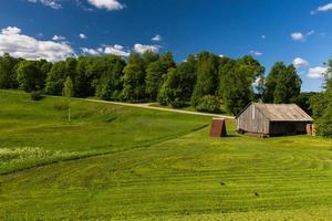 paesaggi a partire dal il lettone campagna nel primavera foto