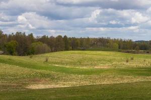 paesaggi a partire dal il lituano campagna nel primavera foto