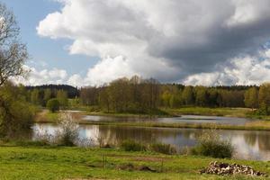 paesaggi a partire dal il lituano campagna nel primavera foto