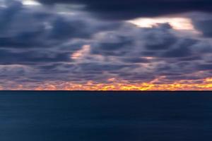 baltico mare costa con ciottoli e ghiaccio a tramonto foto