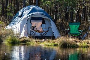 campeggio e tenda di il lago foto