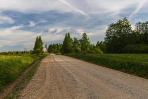 paesaggi a partire dal il lettone campagna nel primavera foto