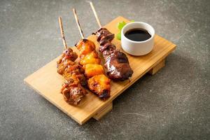 grigliata di pollo giapponese o yakitori serviti in stile izakaya foto