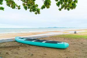 paddle board sulla spiaggia con sfondo mare foto