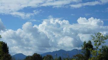 il bellissimo montagne Visualizza con il nuvoloso cielo e valle tra loro foto