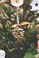 Natale albero è decorato con naturale pino albero cono dipinto nel oro. fatto a mano Natale decorazioni zero rifiuti e no plastica concetto foto