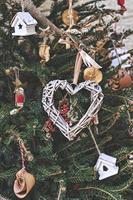 Natale albero decorato con a forma di cuore intrecciata ghirlanda e altro fatto a mano Natale zero rifiuti ornamenti foto