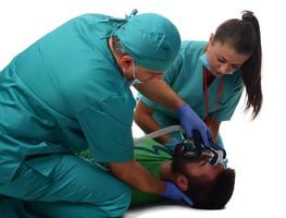 medico squadra dando cpr per paziente. isolato foto