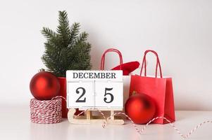 accogliente Natale saluto bandiera con calendario e altro decorazioni su il tavolo foto