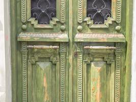 frammento di un vecchio porta. verde porta. antiquariato. foto