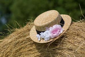 avvicinamento Visualizza di cannuccia cappello su fieno balla nel provence foto