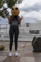 giovane donna con un' zucca su sua testa per Halloween, giorno di il morto, Messico foto