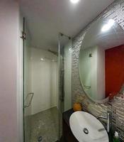 moderno piccolo bagno interno design. luminosa stile foto