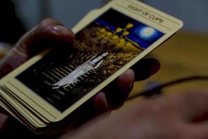 giovane uomo lettura tarocco carte nel un' incontro con il suo gli amici, Messico latino America, 4k foto