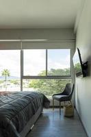 piccolo, moderno design degli interni della camera da letto in stile scandinavo foto