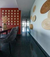 corridoio di un appartamento moderno disegno, Di legno, messicano decorazione, granito piani foto