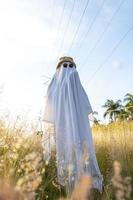 fantasma nel il campagna godendo il sole e il treno passaggio dietro, treno brani foto