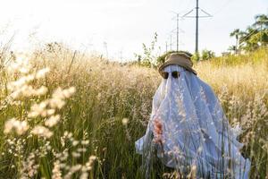 fantasma nel il campagna godendo il sole e il treno passaggio dietro, treno brani foto